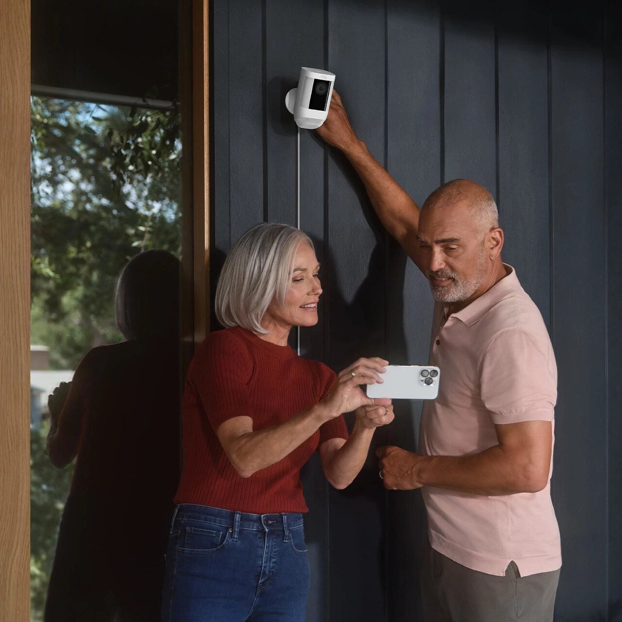 20220812_lifestyle_spotlightcampro_plugin_wht_install_porch_rgb